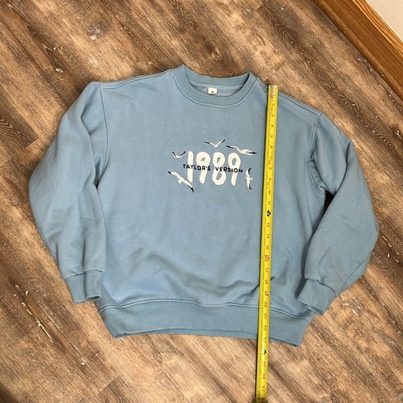 Blue Women's Crewneck Sweatshirt Size M Embroidered 1989 Taylor's Version - Picture 8 of 12